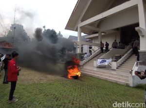 Mahasiswa Tasikmalaya Demo di DPRD Soroti Masalah Pendidikan