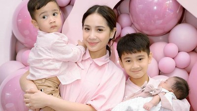 Momen Raffi Ahmad dan Nagita Slavina Serba Pink Gelar Akikah Bayi Lily