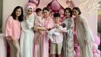 Raffi Ahmad, Nagita Slavina, Rafathar, dan Rayyanza kompak menggunakan baju pink. Terlihat Rossa juga datang dalam acara tersebut. Foto: dok. Instagram Rieta Amalia dan Rafinagita1717