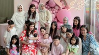 Bayi Lily foto bareng bersama dengan keluarga Raffi Ahmad dan Nagita Slavina. Foto: dok. Instagram Rieta Amalia dan Rafinagita1717