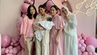 Dekorasi serba pink terlihat pada momen tersebut. Foto: dok. Instagram Rieta Amalia dan Rafinagita1717