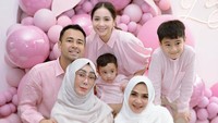 Raffi Ahmad memohon doa untuk bayi Lily hidupnya dipenuhi berkah dan selalu dilindungi oleh Allah SWT. Foto: dok. Instagram Rieta Amalia dan Rafinagita1717