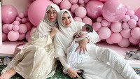 Rieta Amilia bicara soal status bayi Lily dalam keluarga Raffi dan Nagita Slavina, Belum, belum (soal adopsi), masih diskusi, kata Rieta Amilia saat di kawasan Kemayoran, Jakarta Pusat, kemarin. Foto: dok. Instagram Rieta Amalia dan Rafinagita1717