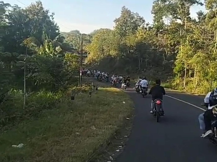 Ratusan pelajar dikawal polisi usai konvoi motor di pantai Nglolang, Kabupaten Gunungkidul, DIY, Senin (6/5/2024) sore.