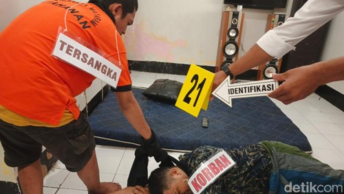 Rekonstruksi pembunuhan transpuan pekerja cafe di Mataram, NTB, Senin (6/5/2024). (Ahmad Viqi/detikBali)