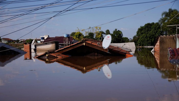 Ribuan Rumah di Brasil Tenggelam gegara Banjir A flooded street is pictured in Canoas, at the Rio Grande do Sul state, Brazil, May 5, 2024. REUTERS/Amanda Perobelli