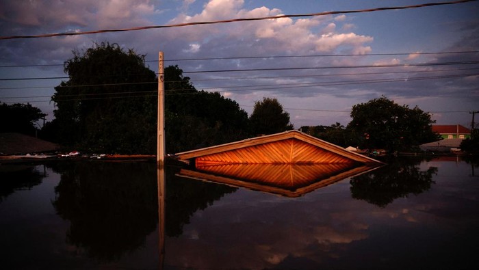 Ribuan Rumah di Brasil Tenggelam gegara Banjir A flooded street is pictured in Canoas, at the Rio Grande do Sul state, Brazil, May 5, 2024. REUTERS/Amanda Perobelli