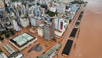 Hujan deras di negara bagian Rio Grande do Sul, Brasil selatan telah menyebabkan banjir. Banjir tersebut menjadi yang terburuk dalam lebih dari 80 tahun. (REUTERS/Renan Mattos)  