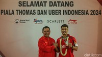 Anthony Sinisuka Ginting juga terlihat semringah.