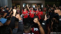 Tim Thomas dan Uber Indonesia membalas sambutan meriah ini dengan penuh semangat.