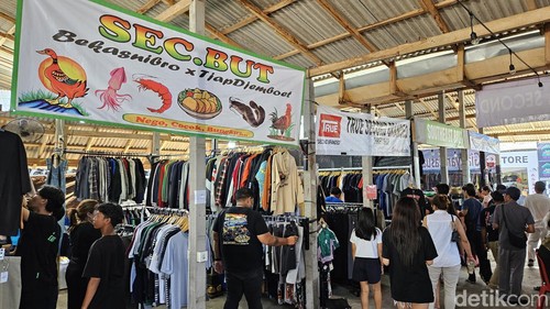 Sejumlah pengunjung tampak antusias memilih aneka jenis pakaian bekas di ajang Bali Thrifting yang digelar di area Pasar Relokasi Sukawati, Jalan Pantai Purnama Sukawati, Gianyar, Sabtu (4/5/2024). (Foto: Putu Krista/detikBali)