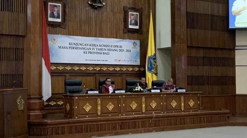 Sekda Bali Dewa Made Indra (tengah) saat memberikan sambutan dalam acara kunjungan kerja Komisi II DPR di kantor Gubernur Bali, Denpasar, Senin (6/5/2024).