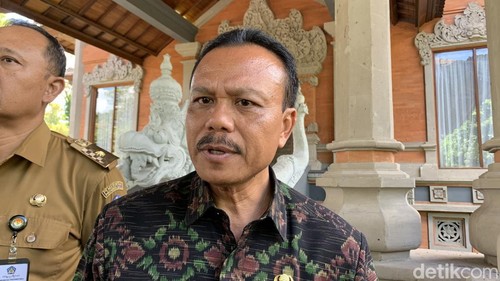 Sekda Provinsi Bali Dewa Made Indra memberikan keterangan pers di Kantor Gubernur Bali, Denpasar, Senin (6/5/2024). (Rizky Setyo Samudero/detikBali)