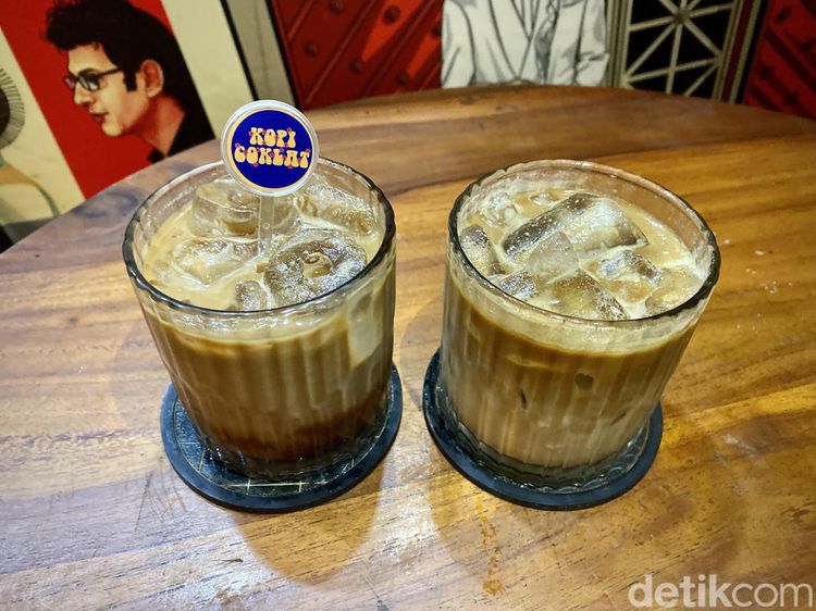 Unik Banget! Di Kafe Ini Bisa Ngopi dan Berfoto dalam Nuansa Retro Film