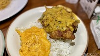 Ada juga menu Salted Egg (Rp 45.000). Menu yang satu ini disarankan pesan varian ikan dory yang renyah. Balutan salted eggnya creamy dan gurih asin. Foto: detikcom/Riska Fitria