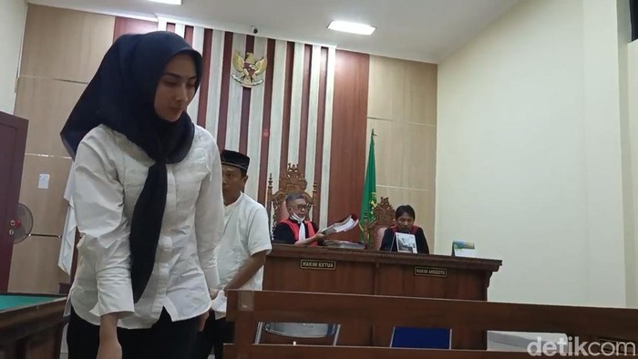 Selebgram Adelia Putri Salma di PN Tanjung Karang.