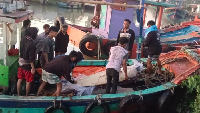 Seorang nelayan asal Kabupaten Brebes ditemukan tewas di laut utara Jawa.