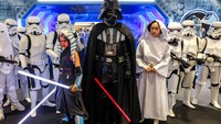 Para penggemar Star Wars itu berkostum Storm Toooper, Darth Vader hingga robot R-2.  