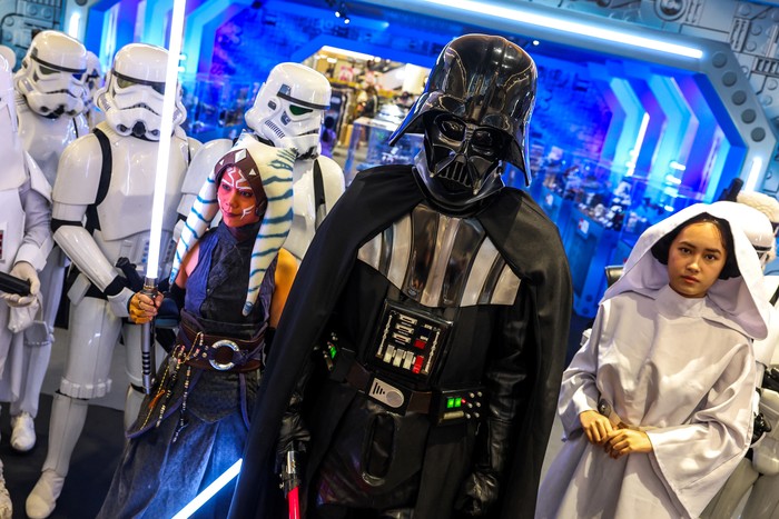 Serunya Perayaan Hari Star Wars Internasional di Bangkok People dressed as characters from Star Wars gather for the International Star Wars Day in Bangkok, Thailand, May 4, 2024. REUTERS/Athit Perawongmetha