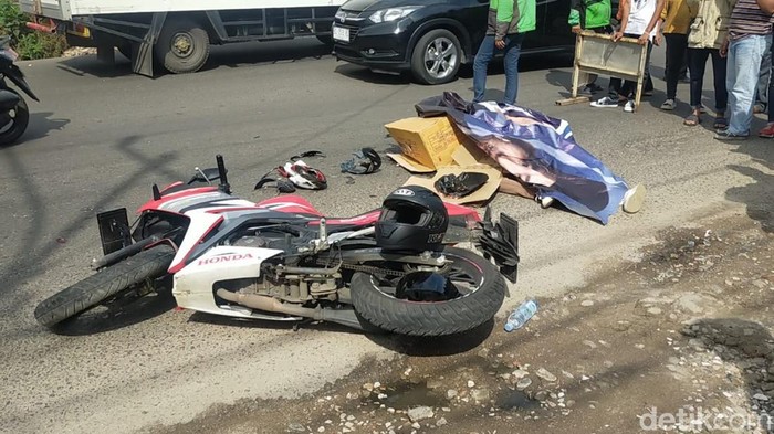 Kecelakaan antara motor dan truk terjadi di Jalan MP Mangkunegara, Kelurahan 8 Ilir, Kecamatan Ilir Timur 3, Palembang. Kecelakaan terjadi pada Senin (6/5/2024) sekitar pukul 13.30 WIB.