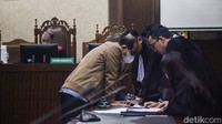 Gazalba tampak berkonsultasi dengan kuasa hukumnya.  