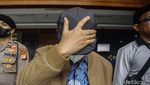 Sidang Perdana, Hakim Agung Gazalba Saleh Tutup Muka