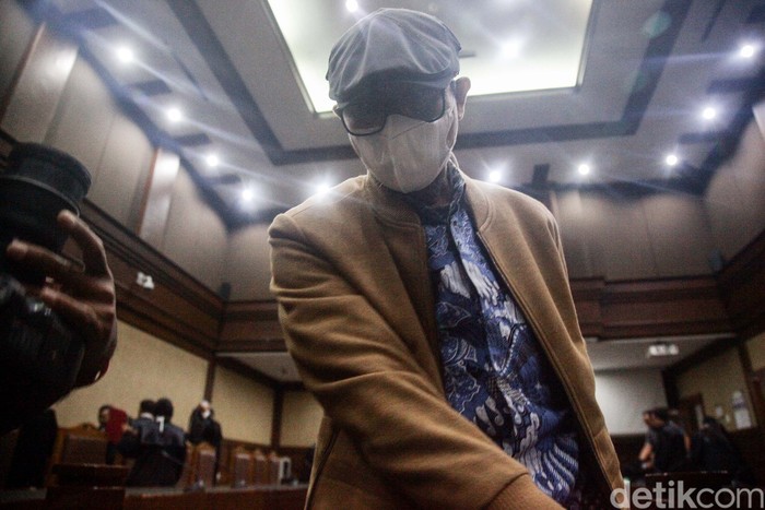 Hakim Agung nonaktif, Gazalba Saleh menjalani sidang perdana kasus dugaan gratifikasi dan TPPU. Gazalba Saleh tampak menutupi muka.