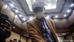 Sidang Perdana, Hakim Agung Gazalba Saleh Tutup Muka