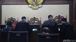 Sidang Perdana, Hakim Agung Gazalba Saleh Tutup Muka