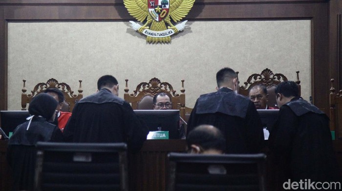 Sidang Perdana, Hakim Agung Gazalba Saleh Tutup Muka Hakim Agung nonaktif, Gazalba Saleh menjalani sidang perdana kasus dugaan gratifikasi dan TPPU. Gazalba Saleh tampak menutupi muka.