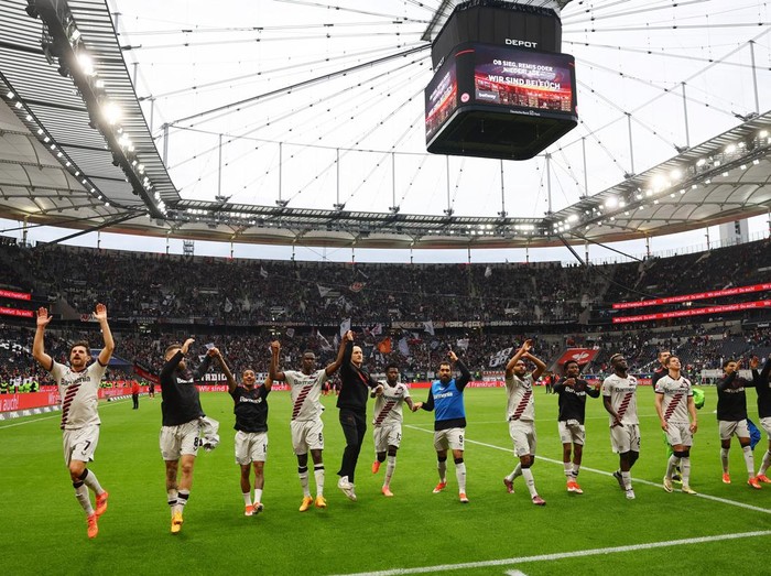 Soccer Football - Bundesliga - Eintracht Frankfurt v Bayer Leverkusen - Deutsche Bank Park, Frankfurt, Germany - May 5, 2024 Bayer Leverkusen players celebrate after the match REUTERS/Kai Pfaffenbach DFL REGULATIONS PROHIBIT ANY USE OF PHOTOGRAPHS AS IMAGE SEQUENCES AND/OR QUASI-VIDEO.