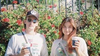 Stephanie dan Asher merupakan pasangan kekasih yang kompak. Keduanya kerap kali berburu racikan kopi enak sebagai gaya berkencannya. Foto: Instagram/stephaniepoetri