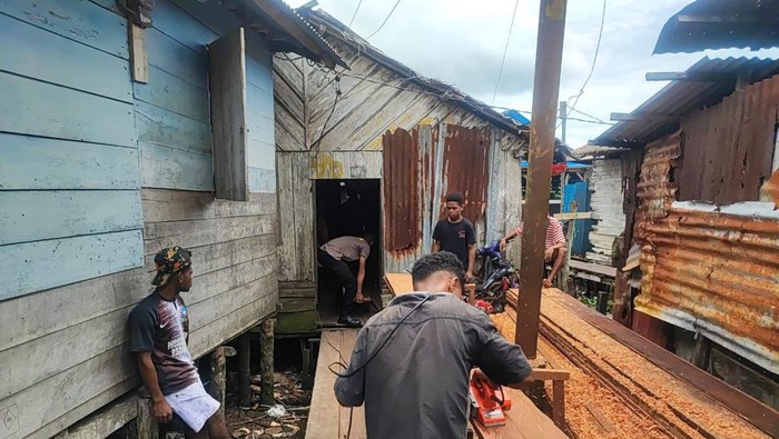 suasana bedah rumah oleh personel Polres Kepulauan Aru dan warga. Dokumen Humas Polres Aru
