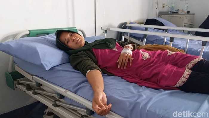 Sumiati, salah seorang korban keracunan massal di Purwakarta