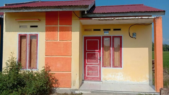 Tampilan di depan rumah Az-Zahra Residence.