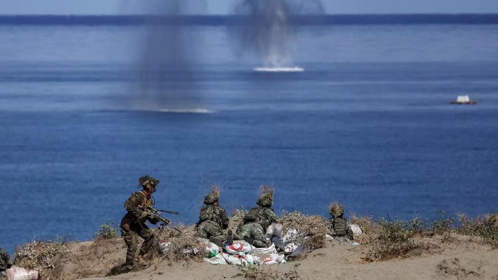 U.S. soldiers participate in the live fire exercise during the annual joint military exercises between U.S. and Philippine troops called 