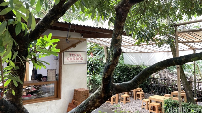 Teras Gandok dengan gaya Vintage berkesan seperti bangunan lama