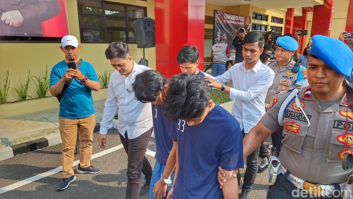 Tiga tersangka pengeroyokan, NA alias Noer (28), F alias Ebod (22), dan AM alias Akbar (19) saat dihadirkan di Mapolresta Bandung, Senin (6/5/2205).