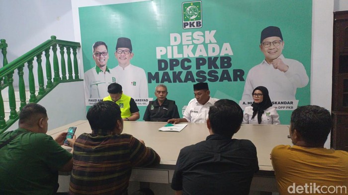 Tim dari Indira Jusuf Ismail yang juga istri Walkot Makassar Danny Pomanto mengambil formulir penjaringan Cawalkot di PKB.