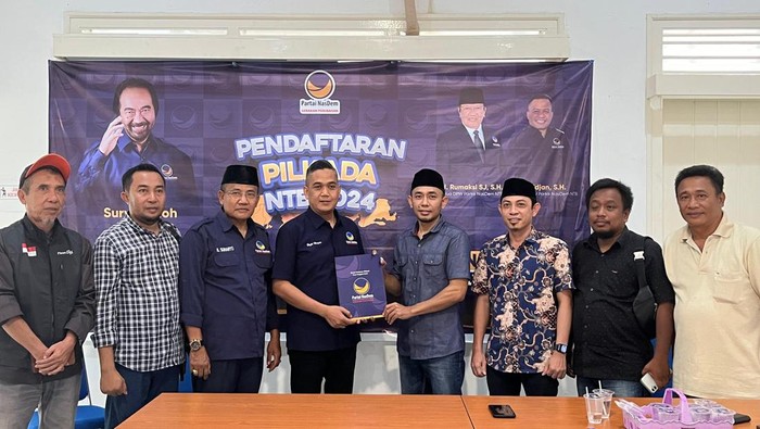 Tim relawan Zulkieflimansyah menyerahkan berkas pendaftaran di Kantor DPW NasDem NTB, Senin (6/5/2024). (Lalu Helmy Akbar/detikBali)