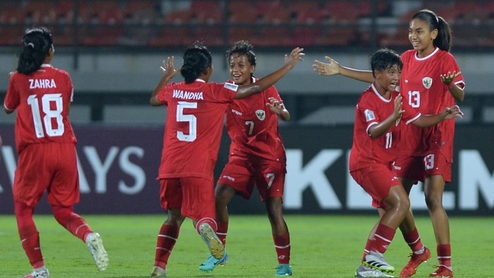 Pesepak bola Timnas Indonesia Putri U-17 menyanyikan lagu Indonesia Raya sebelum pertandingan Grup A Piala Asia Putri U-17 2024 melawan Timnas Filipina Putri U-17 di Stadion Kapten I Wayan Dipta Gianyar, Bali, Senin (6/5/2024). ANTARA FOTO/Fikri Yusuf/Spt.