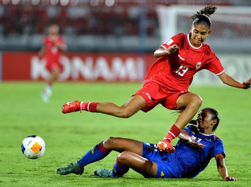 Pesepak bola Timnas Indonesia Putri U-17 menyanyikan lagu Indonesia Raya sebelum pertandingan Grup A Piala Asia Putri U-17 2024 melawan Timnas Filipina Putri U-17 di Stadion Kapten I Wayan Dipta Gianyar, Bali, Senin (6/5/2024). ANTARA FOTO/Fikri Yusuf/Spt.