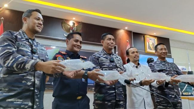 TNI AL Serahkan Lebih Dari 99 Ribu Benur Lobster Hasil Penyelundupan di Palembang ke KKP