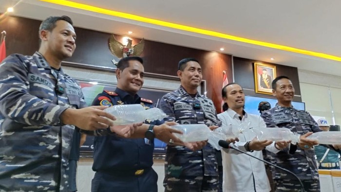 TNI AL Serahkan Lebih Dari 99 Ribu Benur Lobster Hasil Penyelundupan di Palembang ke KKP