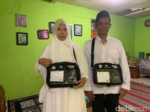 Tukang stempel asal Kelurahan Krandegan, Kabupaten Banjarnegara, yang akan berangkat haji bersama istrinya setelah menabung sejak 1998, Senin (6/5/2024).
