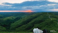 Saat indah perlahan matahari terbenam, walau awan putih menyelimuti tapi semuanya begitu cantik