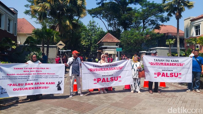 Unjuk rasa menuntut pengembalian lahan di perumahan elit Bandung Barat