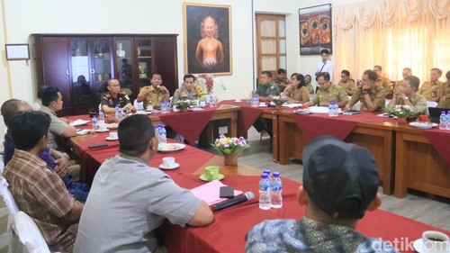 Warga eks Timtim yang tinggal di Desa Sumberklampok beraudiensi di Rumah Dinas Bupati Buleleng, Senin (6/5/2024).