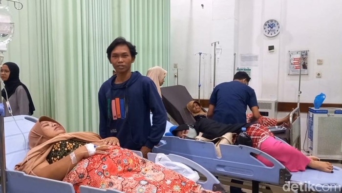Warga Purwakarta keracunan makanan hingga dibawa ke RS