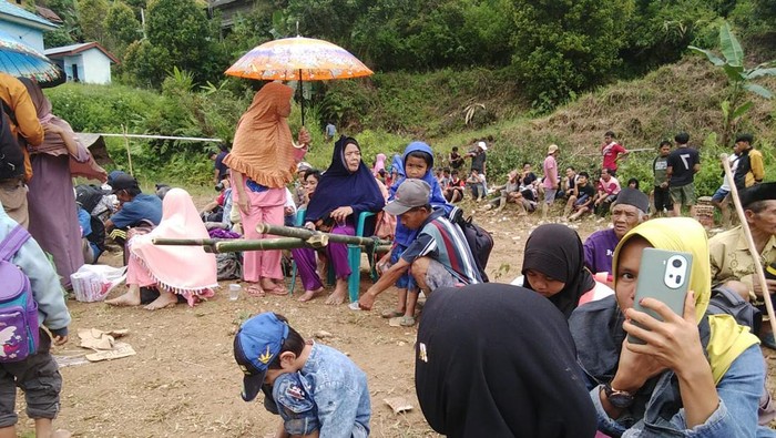 Warga Tibussan, Latimojong Luwu saat menunggu helikopter untuk dievakuasi. Dokumen Istimewa